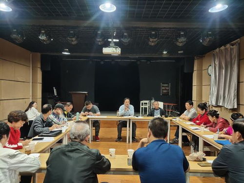 襄阳市群众艺术馆 规范签约夯实根基，百场展演助力诸葛亮文化旅游节升级\n\n  近日，襄阳市群众艺术馆召开了第十届诸葛亮文化旅游节“百场群文展演”合同签订会议。此次会议不仅是一次工作安排的节点性推进会，更是一次对社会文艺资源进行创意调配、全面聚合的文化动员。市群艺馆相关负责人、组织筹备团队和多家签约社会艺术团体代表共聚一堂，规范文书签订流程并探讨下一步创排进度。这一仪式优化了多元素的协作机制，也为即将掀起的全城文明狂欢、融合传统大文旅盛会主题的文化艺术热浪筑起严谨坦诚履行践诺的重要基石。